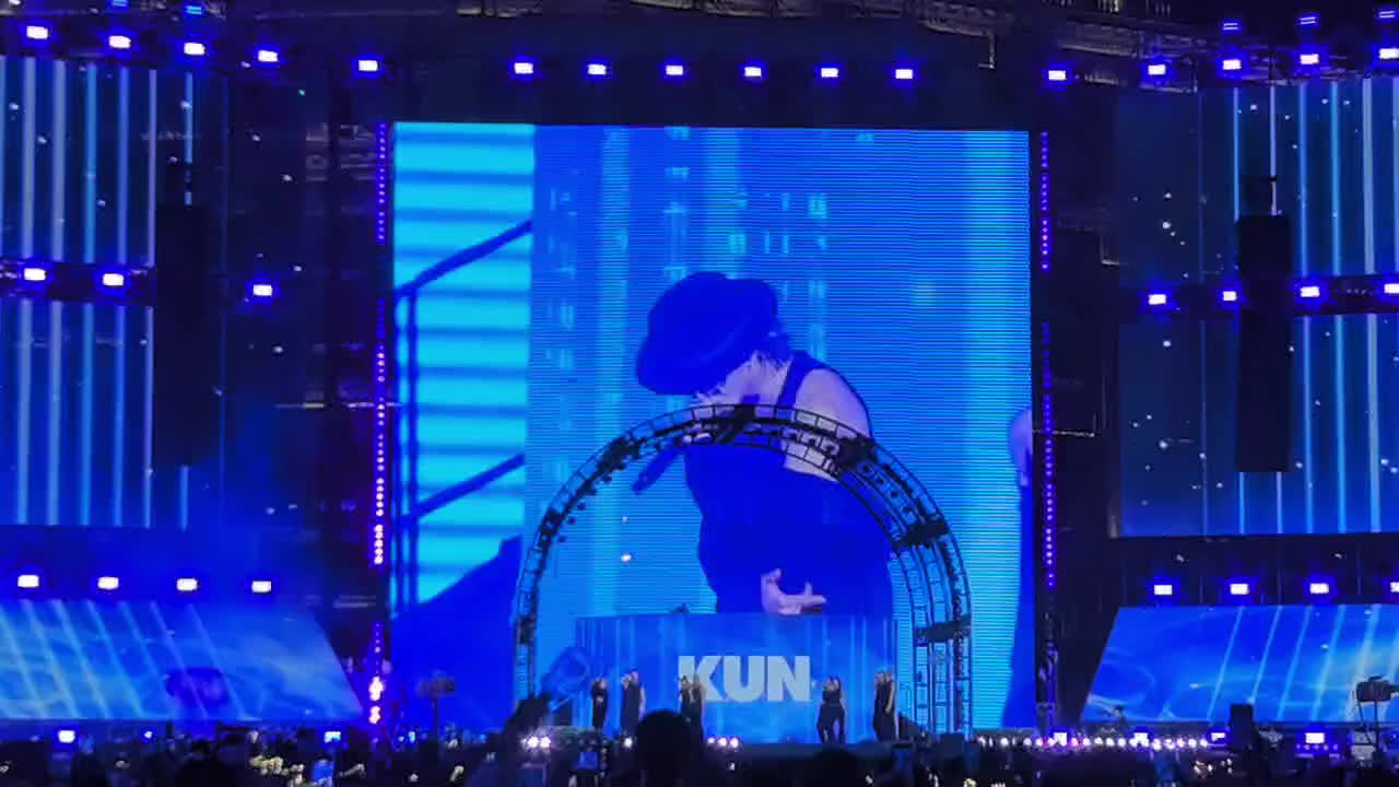 直播间在线观众 100 名